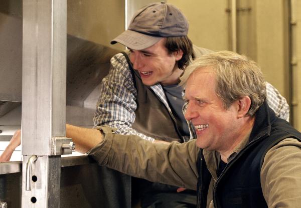 Bild 1 von 4: Paul (Achim Schelhas, links) und Thomas (Harald Krassnitzer) freuen sich über den ersten Traubensaft, der aus der Presse rinnt.