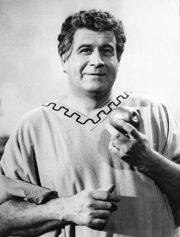 Bild 1 von 5: Im Bild: Quizmeister Hans Joachim Kulenkampff schlüpft in die Rolle des griechischen Helden Paris.