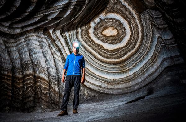 Bild 1 von 4: Meeresbiologe Uli Kunz in einem Salzbergwerk auf Sizilien. Das Salz stammt aus einer Zeit, in der das Mittelmeer austrocknete ? und ein riesiger Wasserfall bei Sizilien entstand.
