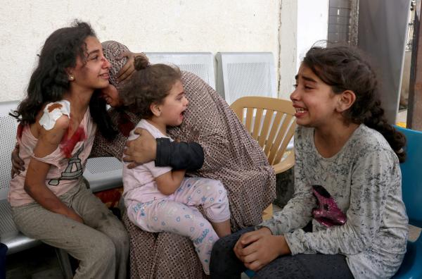 Bild 1 von 6: Eine Frau und weinende Kinder warten am 12. Oktober 2023 im Krankenhaus von Rafah.