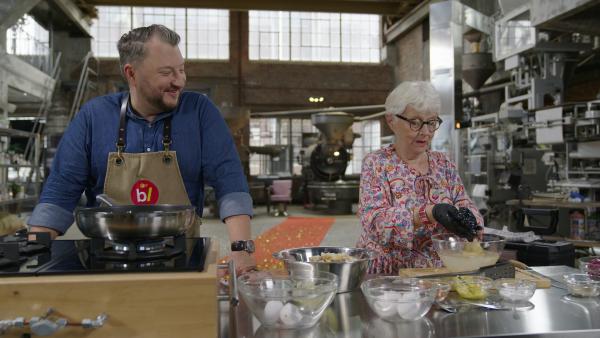 Bild 1 von 6: Sebastian Lege bekommt tatkräftige Unterstützung: Mama Ute Lege präsentiert ihr Rezept für hausgemachte Frikadellen.