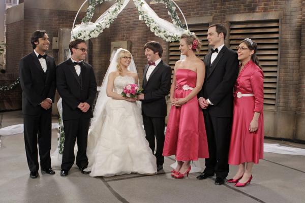 Bild 1 von 28: Ein ganz besonderer Tag für die Freunde: (v.l.n.r.) Raj (Kunal Nayyar), Leonard (Johnny Galecki), Bernadette (Melisa Rauch), Howard (Simon Helberg), Penny (Kaley Cuoco), Sheldon (Jim Parsons) und Amy (Mayim Bialik) ...