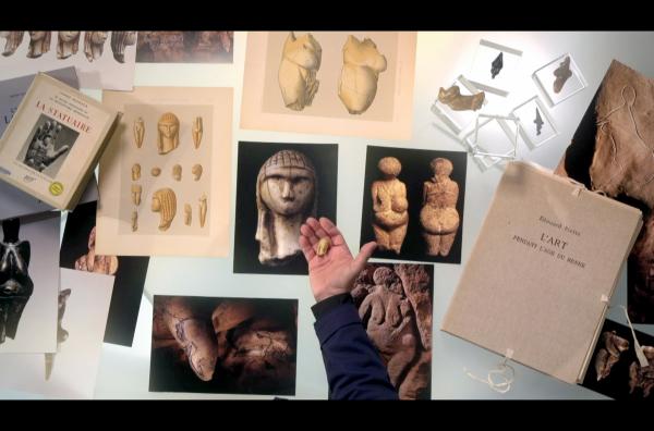 Bild 1 von 3: Das besonders Auffällige an der ?Venus von Brassempouy? ist ihre sehr geringe Größe: Die Skulptur misst lediglich 3,65 Zentimeter und ist aus Mammutelfenbein.