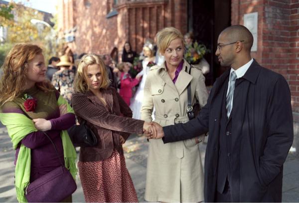 Bild 1 von 19: Die Scheinehe zwischen Leslie (Eva Hassmann, 2.v.l.) und Koofi (Tyron Ricketts, r.) ist besiegelt - und schnell löst sich die kleine Hochzeitsgesellschaft inklusive Leslies Kollegin Joy (Margrit Völker, l.) und Nadine (Franziska Schlattner, 2.v.r.) wieder auf ...