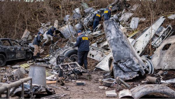 Bild 1 von 1: Kurz vor der Ankunft in Akron, Ohio stürzt Execuflight-Flug 1526 am 10. November 2015 in ein Wohngebiet nur drei Kilometer von der Piste entfernt. Die Dokumentation rekonstruiert den Unfall.