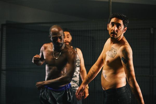 Bild 1 von 13: Hans (Hans Sarpei, l.), Sol (Eko Fresh, r.) und Volkan (Kida Khodr Ramadan, M.) im Ring.