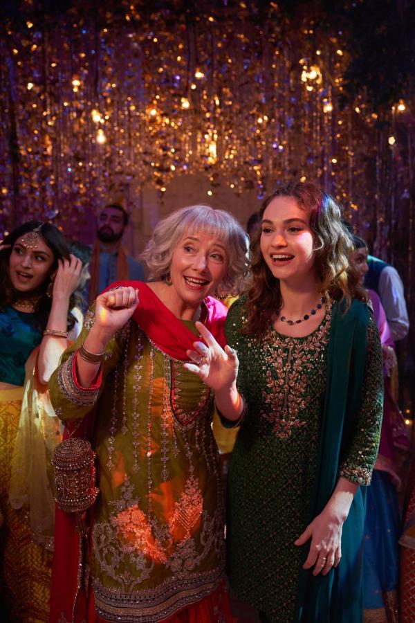 Bild 1 von 8: Cath Stevenson (Emma Thompson, l.); Zoe Stevenson (Lily James, r.)