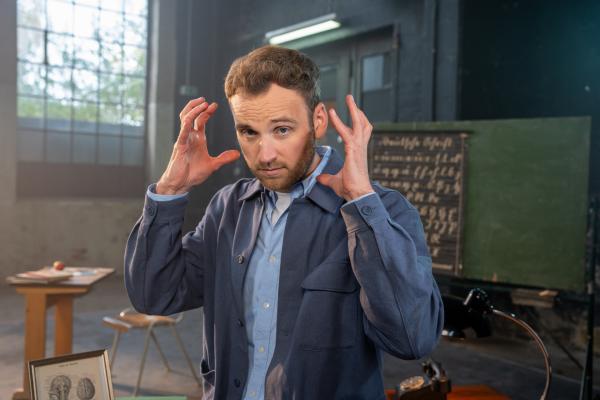 Bild 1 von 4: Können wir Rassismus verlernen? Psychologe Leon Windscheid rekonstruiert das \