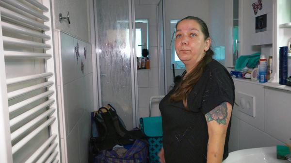 Bild 1 von 3: Tanja gewährt dem Obdachlosen Sven in ihrem Badezimmer Unterschlupf..