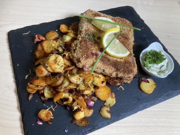 Bild 1 von 11: Im Gasthof Zum Bären in Ochsenfurt mit polnisch-fränkischer Küche wird Kalbskopf mit Bratkartoffeln serviert.