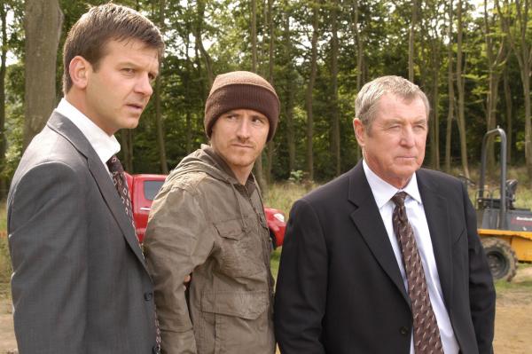 Bild 1 von 5: DS Ben Jones (Jason Hughes, l.), Spud (Ben Crompton, M.) und DCI Tom Barnaby (John Nettles, r.).