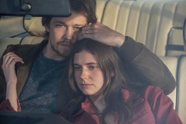 Bild 1 von 3: Nick (Joe Alwyn) ist es ernst mit Frances (Alison Oliver). Er will seiner Frau von Frances erzählen, doch das Risiko, dass dadurch alles in die Brüche geht, ist hoch.