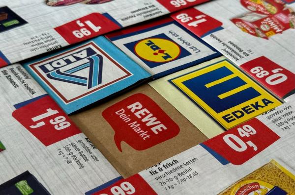 Bild 1 von 3: Vier Konzerne dominieren den deutschen Lebensmitteleinzelhandel: Edeka, Rewe, Lidl und Aldi. Gemeinsam kontrollieren sie den Großteil des Marktes und bauen ihren Einfluss mit eigenen Marken kontinuierlich aus.