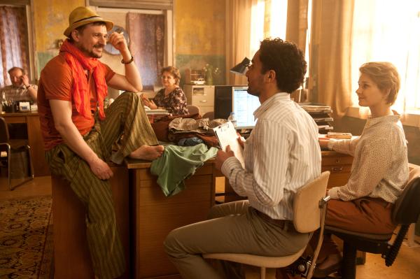 Bild 1 von 2: Alexej (Florian Lukas) schnorrt sich durch. Dieses Mal kann er einen Ausflug, Geld und eine Zahnbürste von Haschim (Omar El-Saeidi) und Jördis (Nadja Bobyleva) herausschlagen. Im Hintergund von links: Gmeiner (Reiner Rainers) und Margarete (Swetlana Schönfeld).