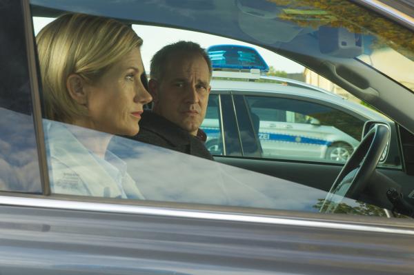 Bild 1 von 6: Richard Seiffert (Stephan Schad) hat seine Frau Martina (Astrid M. Fünderich) zur Arbeit gefahren. Aber noch findet keiner ein befreiendes Wort in der angespannten Situation.