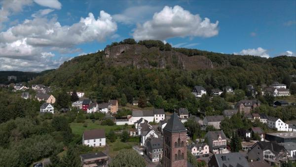 Bild 1 von 8: Die Dolomitenfelsen sind das Wahrzeichen von Gerolstein. Vor rund 380 Millionen Jahren bilden sich hier mächtige Korallenriffe in einem tropischen Flachmeer.