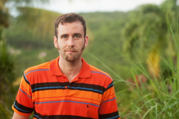 Bild 1 von 9: Dom (Matthew Lewis) hatte eine gutes Verhältnis zu der eigenwilligen Chefin Annette. Oder trügt der Schein?