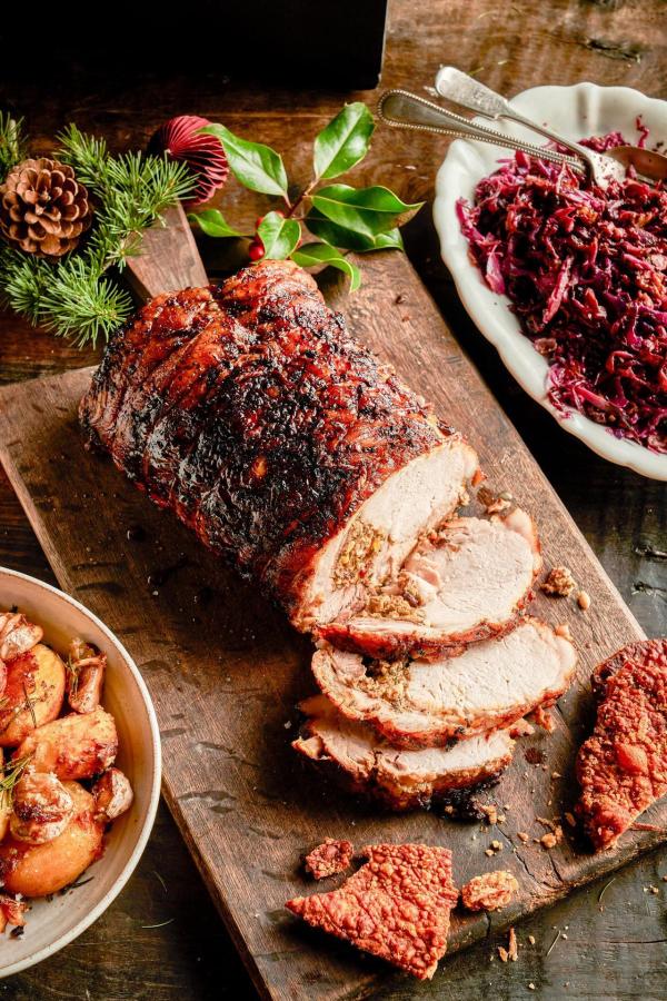 Bild 1 von 16: Im Bild: Festliches Porchetta mit allen Beilagen.