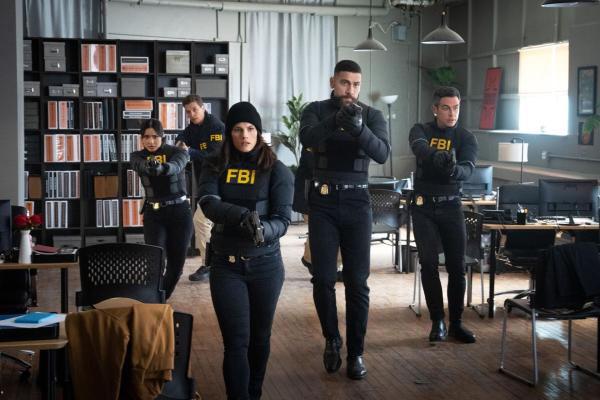 Bild 1 von 6: (v.l.n.r.) FBI SA Dani Rhodes (Emily Alabi); FBI SA Maggie Bell (Missy Peregrym); FBI SA Omar Adom 'OA' Zidan (Zeeko Zaki); FBI SA Stuart Scola (John Boyd)