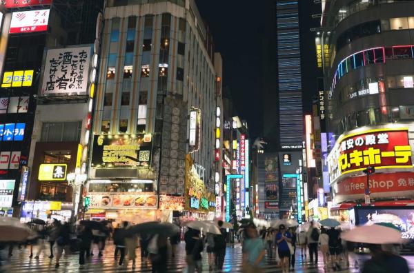 Bild 1 von 3: Allen, denen das nächtliche Treiben in Tokio zu viel wird, bleibt das Kino als geeigneter Zufluchtsort, denn in den dunklen Sälen herrscht Ruhe.
