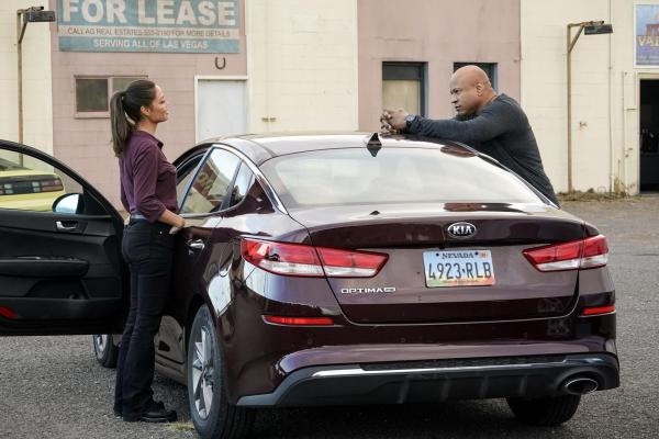 Bild 1 von 8: Jane Tennant (Vanessa Lachey, l.); Sam Hanna (LL Cool J, r.)