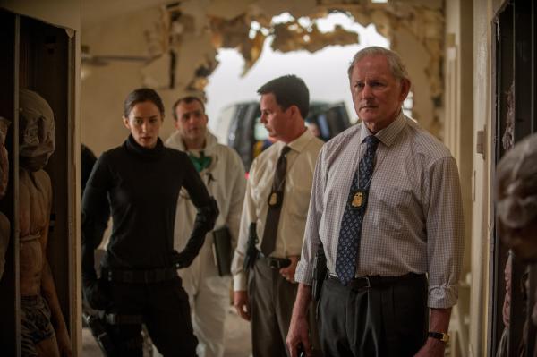 Bild 1 von 14: Dave Jennings (Victor Garber, r.) hält viel von Kates (Emily Blunt, l.) Arbeit. Kein Wunder also, dass er die Pläne von Graver unterstützt, sie bei der Ressortübergreifenden Einheit einzusetzen. Doch damit beginnt für die Agentin ein Kampf um Leben und Tod ...