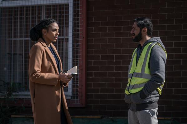Bild 1 von 4: Am Hafen befragt DS Jenn Townsend (Marsha Thomason) den Onkel des Opfers, Kareem Riaz (Ash Tandon). Dabei ist sie zunächst skeptisch, was seine Aussage angeht.