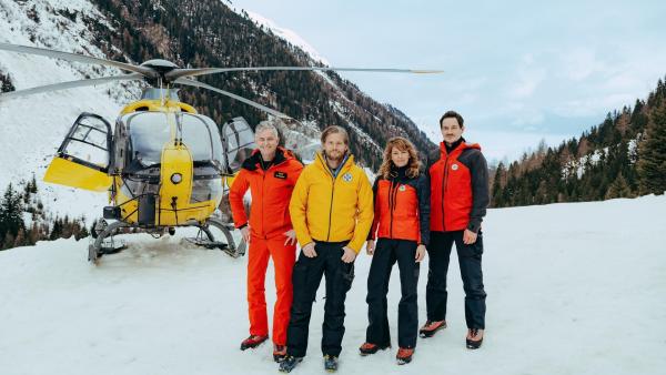 Bild 1 von 13: Im Bild: Die Bergretter Markus (Sebastian Ströbel, 2.v.l.), Katharina (Luise Bähr), Tobi (Markus Brandl, r.) und Michi (Robert Lohr, l.).