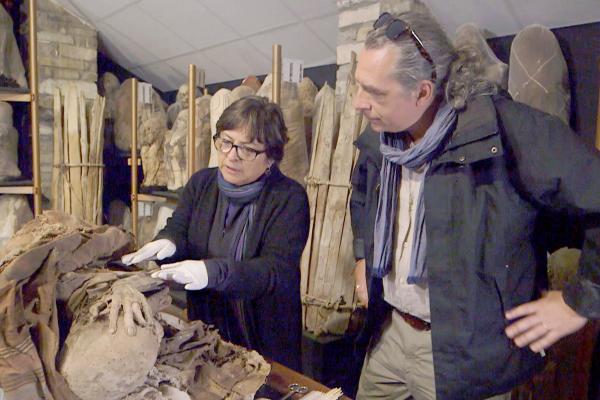 Bild 1 von 2: Die peruanische Archäologin Sonia Guillén zeigt Peter Eeckhout eine der über 200 außerordentlich gut erhaltenen Mumien, die 1997 in mehreren Mausoleen nahe des Kondorsees entdeckt wurden und heute im Museum von Leymebamba aufbewahrt werden.