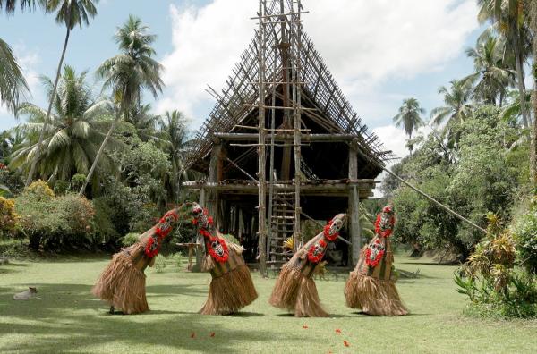 Bild 1 von 2: André Breton, der führende Kopf der Surrealisten, schwärmte für Papua-Neuguinea, war selbst jedoch nie dort. Er füllte seine Häuser mit Masken und Statuetten von dem Inselstaat und fühlte sich den Objekten leidenschaftlich verbunden.