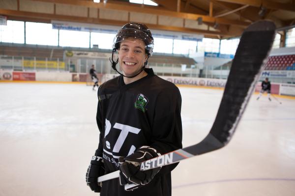 Bild 1 von 5: Checker Tobi in einer Eishockey-Ausrüstung.