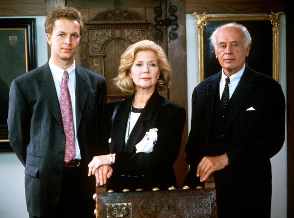 Bild 1 von 2: Im Bild: Gräfin Christine von Guldenburg (Christiane Hörbiger) und ihr Sohn Sascha (Jochen Horst) haben Bankier Schulte (Malte Jaeger) um finanzielle Hilfe ersucht. Schulte aber stellt eine Bedingung.