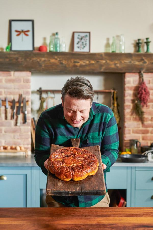 Bild 1 von 6: Im Bild: Jamie Oliver mit karamellisierten Apfelschnecken.