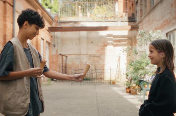 Bild 1 von 13: Pit (Metkan Kalan, l.) hat es mit einfühlsamer Hartnäckigkeit und einem Eis geschafft, dass Liv (Marie Wahl, r.) ihm verzeiht. Nur für das mitgebrachte Versöhnungseis hat es etwas zu lange gedauert - es ist schon fast weggeschmolzen.
© ZDF/ Studio Zentral - Honorarfreie Verwendung gemäß AGB im redaktionellen Zusammenhang mit genannter Sendung bei Nennung \