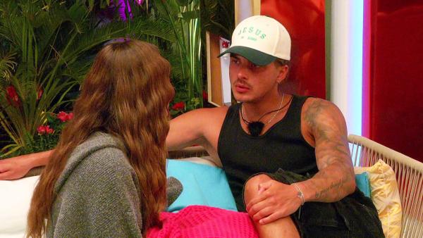 Bild 1 von 3: Tim stellt Marla zur Rede...