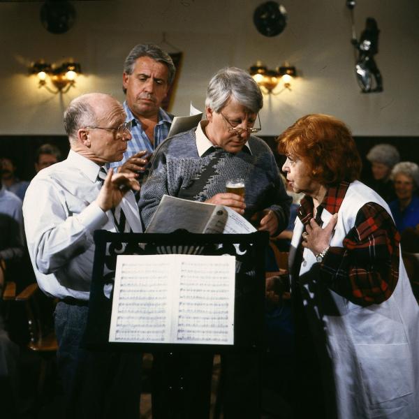 Bild 1 von 3: Heitere Unruhe herrscht heute beim Gesangverein: Eberhard (Stefan Orlac, 2.v.r.) hatte sich eine feine Geschichte mit Wirtin Conny (Brigitte Mira, r.) ausgedacht, allerdings unter vier Augen. Ob sie nun doch etwas ausgeplaudert hat? Der Dirigent (Karl-Ulrich Meves, l.) und Sangesbruder Alwin (Horst Pinnow, 2.v.l.) sind ganz Ohr.