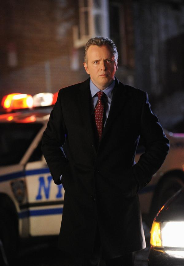 Bild 1 von 27: Captain Tommy Gregson (Aidan Quinn) ruft Sherlock Holmes zu einem neuen Fall, wo jedoch die Leiche verschwunden ist ...
