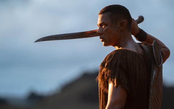 Bild 1 von 5: Nach seinem Zusammentreffen mit dem Ork-Anführer Adar kehrt Arondir (Ismael Cruz Córdova) zu den Dorfbewohnern um Bronwyn zurück.