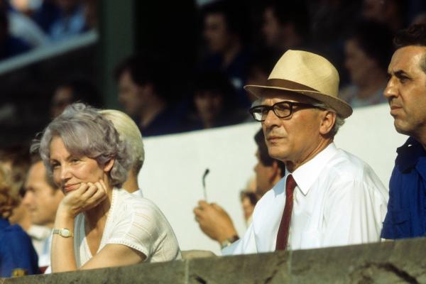 Bild 1 von 2: Staatsratsvorsitzender Erich Honecker (M.) und Ehefrau Margot Honecker (l.) mit Egon Krenz (r.) anlässlich einer Parade in Berlin; Aufnahmedatum unbekannt.
