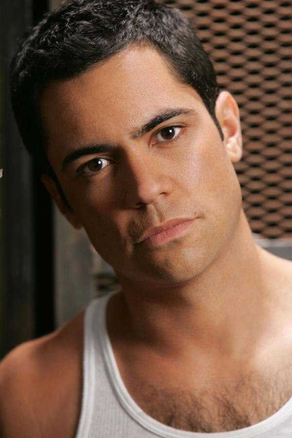 Bild 1 von 11: (4. Staffel) - Nicht immer kommt Det. Lilly Rush bei der Aufklärung allein zu recht. Deshalb wird sie von ihrem Kollegen Detektiv Scott Valens (Danny Pino) tatkräftig unterstützt ...