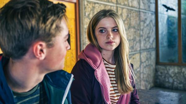 Bild 1 von 9: Im Bild: Nela Thaler (Emilia Pieske) und ihr Freund Jakob Pichler (Luis Vorbach) in der Schulpause.