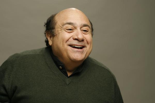 Bild 1 von 18: (3. Staffel) - Frank Reynolds (Danny DeVito) ist der juristische Vater von Dennis und Dee, beteuert immer nur das Beste für seine Kinder zu wollen, nutzt sie allerdings ständig aus und spannt sie für seine Zwecke ein ...