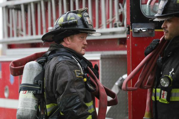 Bild 1 von 15: (l-r) Christian Stolte as Mouch, Joe Minoso as Joe Cruz -- (Photo by: Elizabeth Morris/NBC)