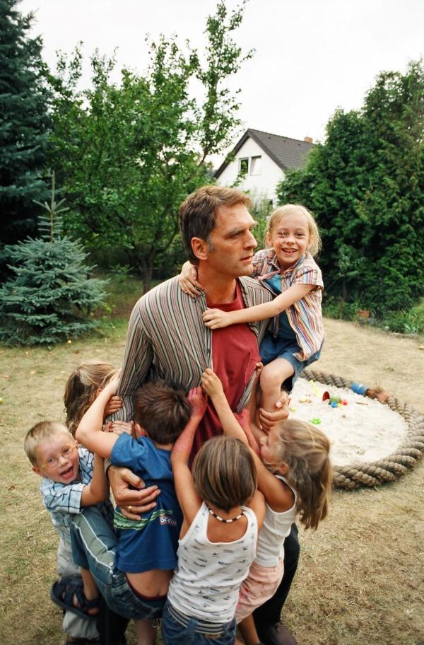 Bild 1 von 8: Stefan Herrlich (Walter Sittler) stellt sein Organisationstalent unter Beweis: Er gründet einen Privat-Kindergarten.