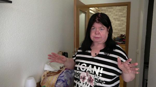 Bild 1 von 3: Pamela ist auf der Suche nach einem passenden Schrank für ihre Garderobe. Bei Jasmin ist sie nicht fündig geworden.