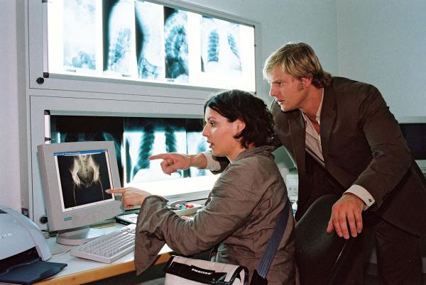 Bild 1 von 25: Nina (Elena Uhlig, l.) und Leo (Henning Baum, r.) analysieren die Röntgenaufnahmen der Toten.