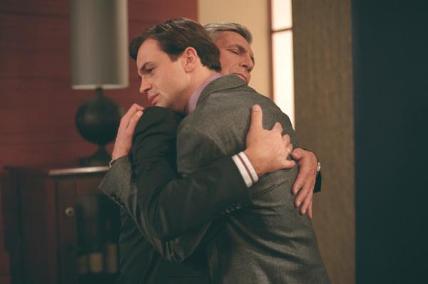 Bild 1 von 1: Noch ahnt Alexander Wellinghoff (Peter Hladik, l.) nicht, dass sein Sohn Pascal (Michael Rotschopf, r.) mit den Gefühlen seiner Familie spielt.