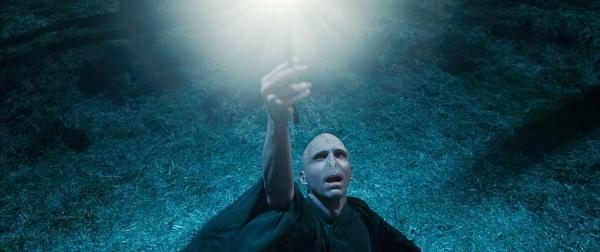 Bild 1 von 20: Während Harry und seine Freunde nach den Horkruxen suchen, um Lord Voldemort (Ralph Fiennes) zu schwächen, setzt dieser alles daran, seine Macht immer weiter auszubauen ...
