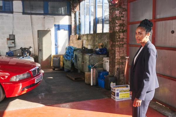 Bild 1 von 4: Das Bauchgefühl von DS Townsend (Marsha Thomason) bringt die erfahrene Ermittlerin dazu, einer neuen Spur nachzugehen. Als ihre Untersuchungen sie zu einer Autowerkstatt in der Nähe führen, überschlagen sich die Ereignisse.