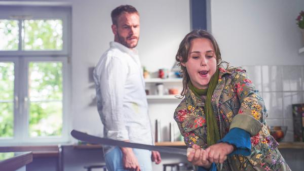 Bild 1 von 5: Frida (Elma Heß, rechts) ist immer noch sauer, dass Herr Hauser (Frederic Heidorn, links) ihr geliebtes Schnitzmesser abgenommen hat. Sie findet, er übertreibt maßlos, denn es handelt sich ja nicht um ein Schwert!